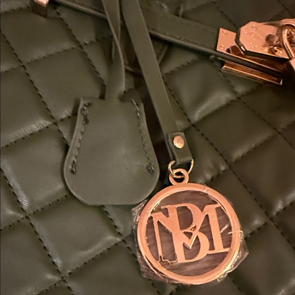 Badgley Mischka Elegant Green Quilted Handbag - Picture 7 of 7